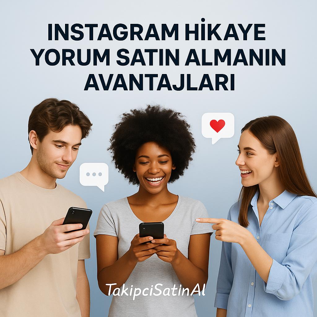 Açık mavi arka plan önünde üç genç kullanıcı, telefonlarıyla Instagram hikaye yorumlarına odaklanmış. Ortadaki kadın telefonla ilgilenirken, sağdaki kadın gülerek ekrana işaret ediyor. Sol tarafta bir erkek ekranına bakıyor. Üstte “Instagram Hikaye Yorum Satın Almanın Avantajları” başlığı, altta TakipciSatinal logosu yer alıyor.